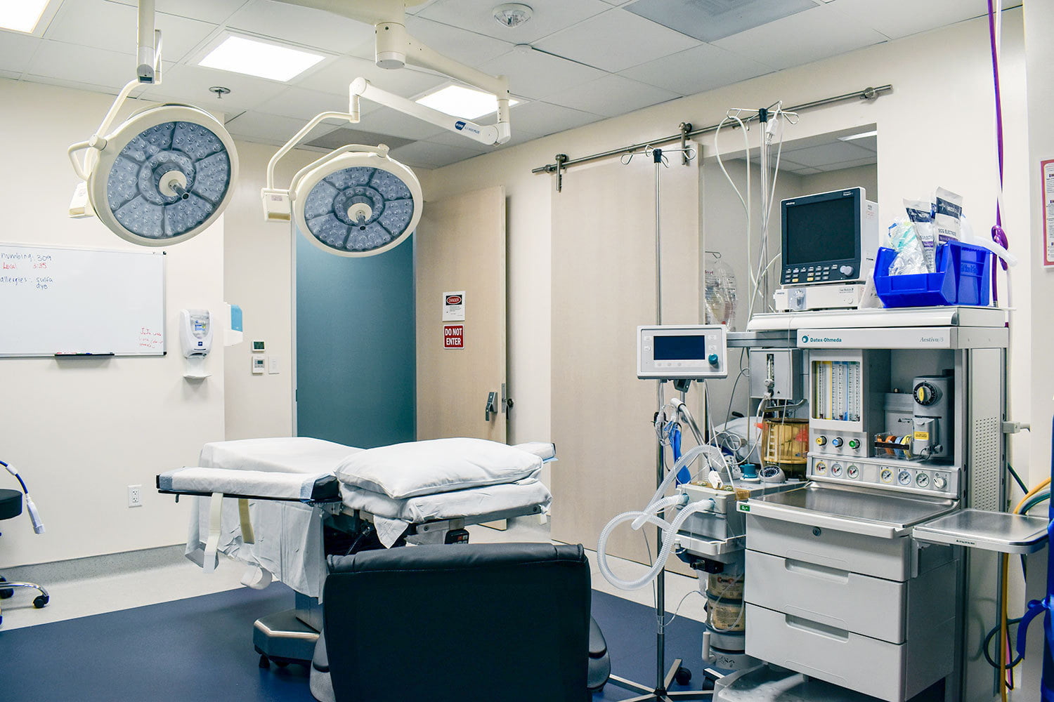 The operating room at Restore SD Plastic Surgery Center, with state-of-the-art plastic surgery equipment for patient safety.